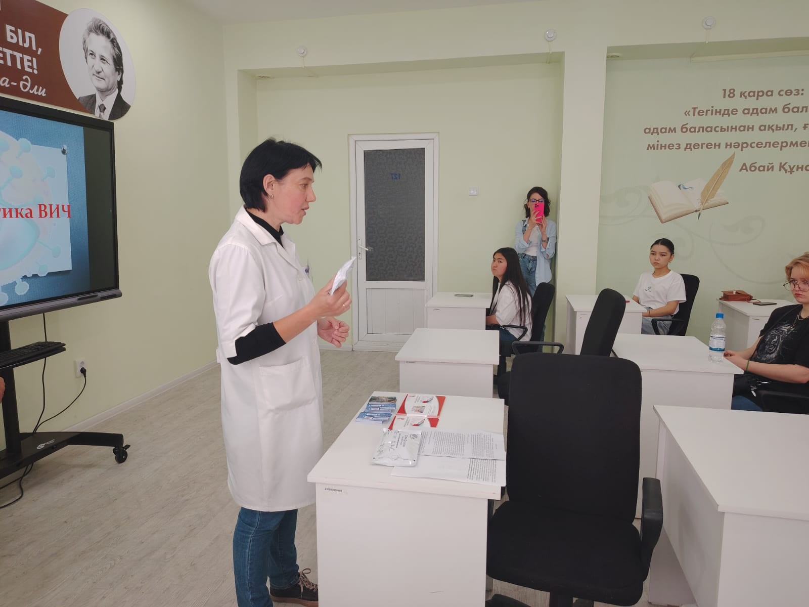 Жыныстық қатынас жас қызды соруға үйретеді Диана, 2023 жылдан бастап порно актриса