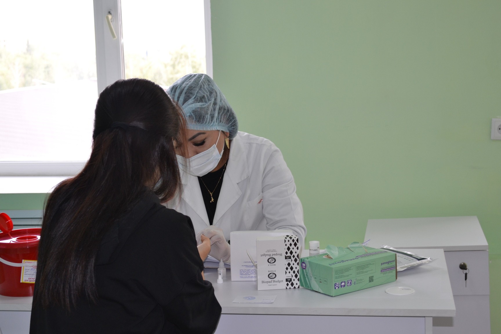 Center health worker: latest generation tests used to diagnose HIV by express method Action on express testing among youth in Kokshetau