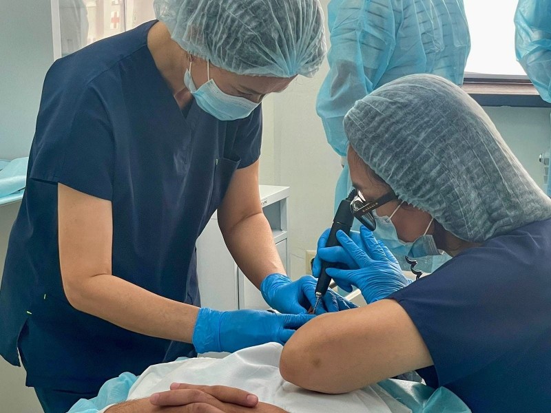 Показательную операцию по трансплантации клеток пациенту с витилиго провели алматинские врачи