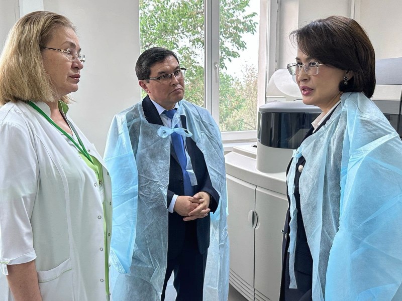 Глава Минздрава ознакомилась с работой КНЦДИЗ