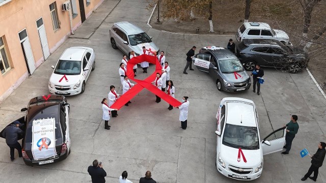 Жители Туркестана поддержали кампанию «От вызовов – к пеобразованиям в ответе на ВИЧ»